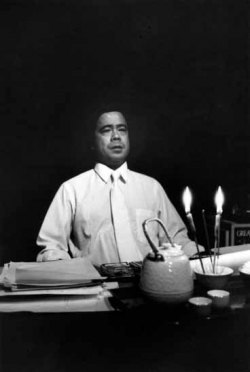 Alberto Isaac in the funeral scene for his father.