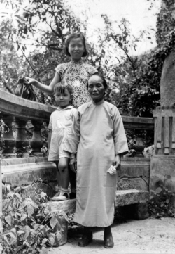 Paul with Mom's stepmother and sister in China, 1948.
